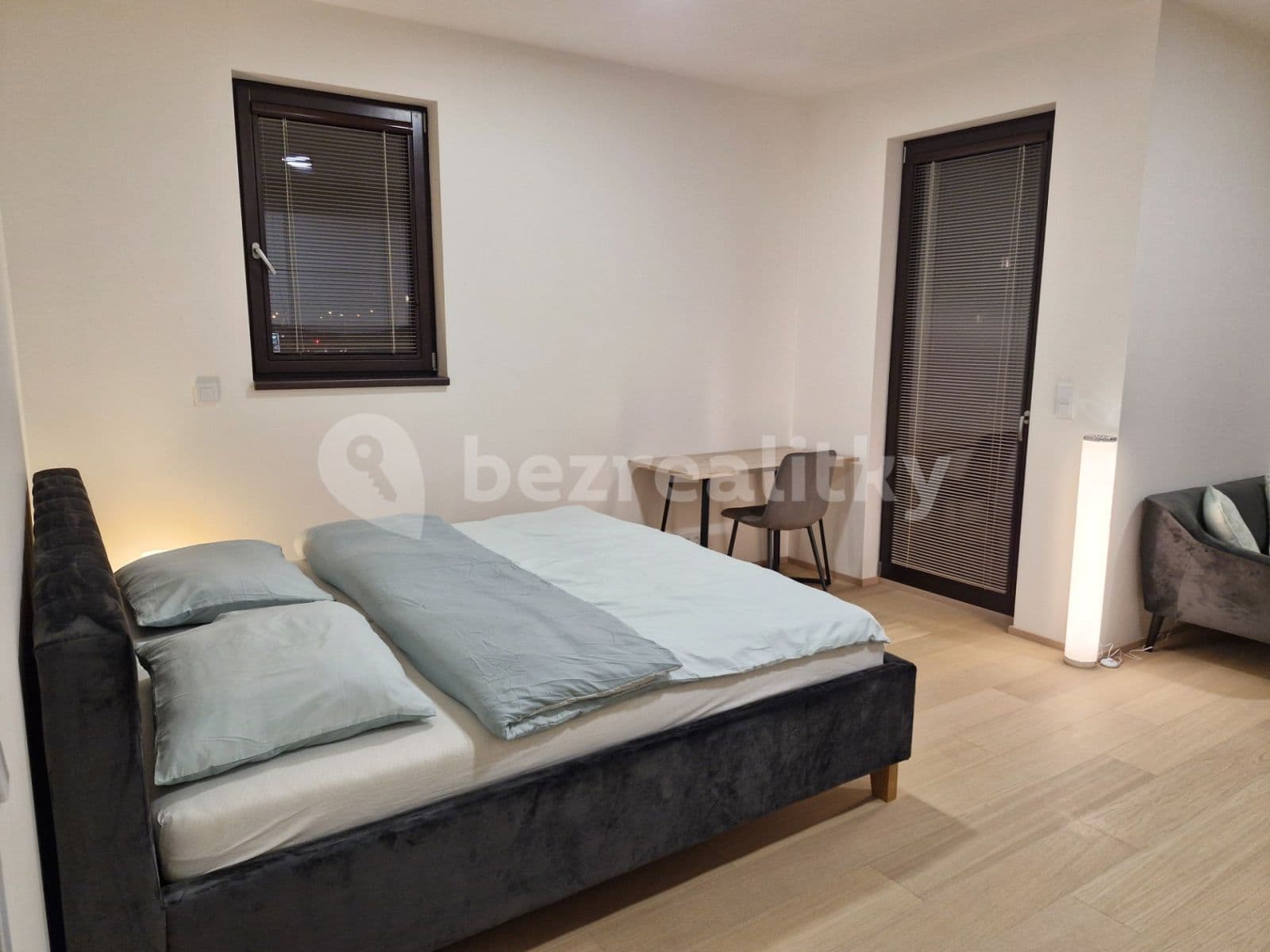 Prenájom bytu 1-izbový 40 m², V Třešňovce, Praha, Praha Prenájom bytu 1-izbový 40 m², V Třešňovce, Praha, Praha