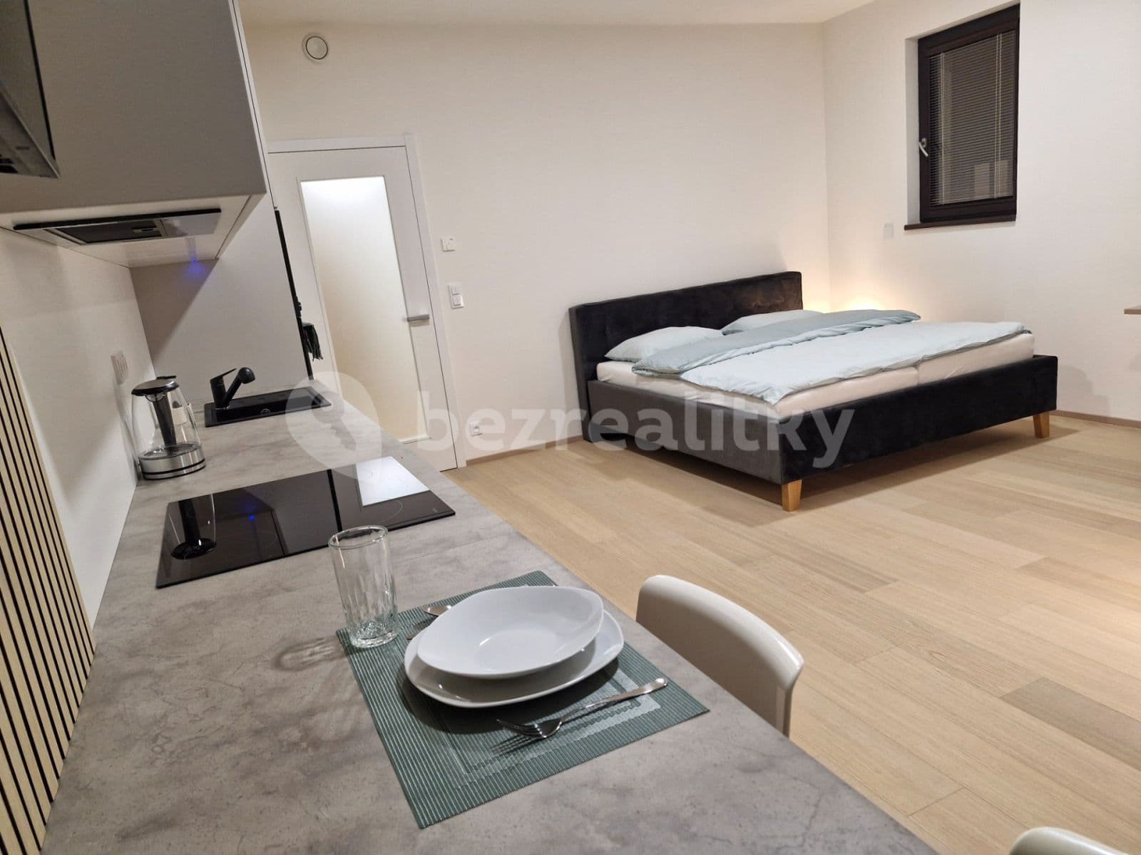 Prenájom bytu 1-izbový 40 m², V Třešňovce, Praha, Praha Prenájom bytu 1-izbový 40 m², V Třešňovce, Praha, Praha