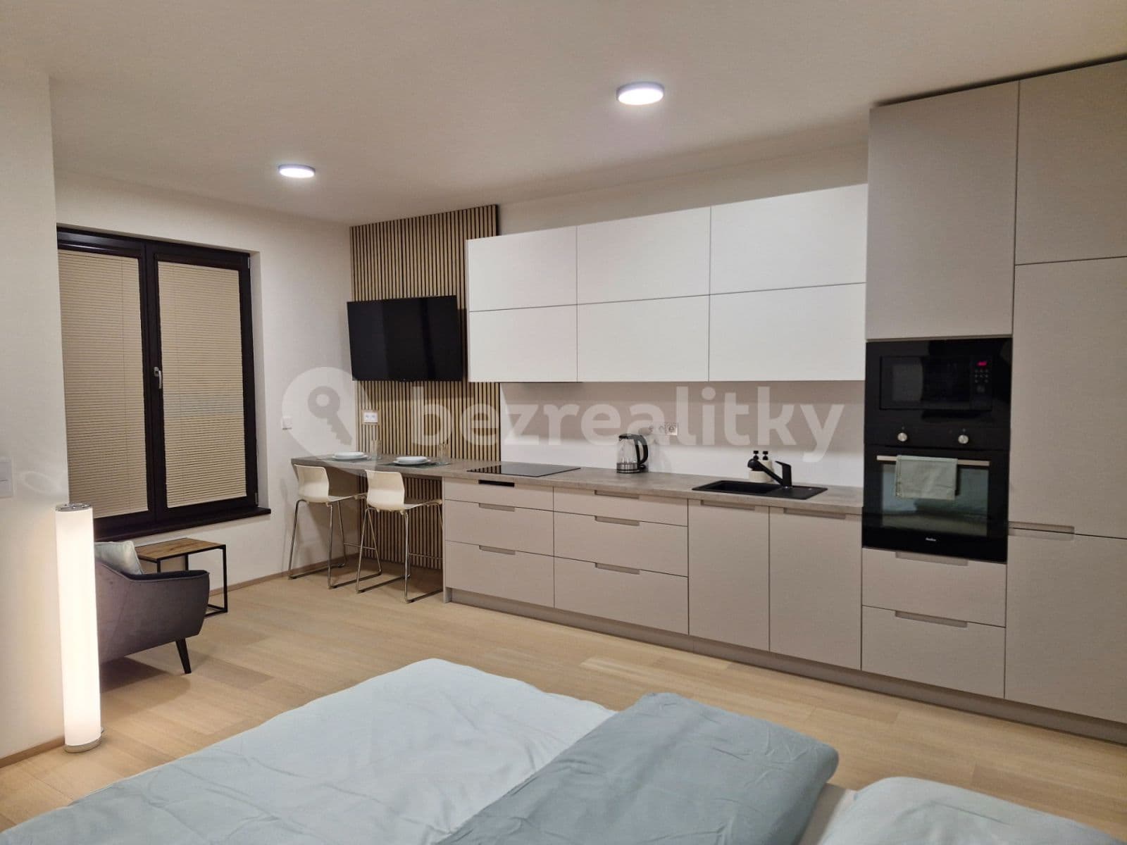 Prenájom bytu 1-izbový 40 m², V Třešňovce, Praha, Praha Prenájom bytu 1-izbový 40 m², V Třešňovce, Praha, Praha