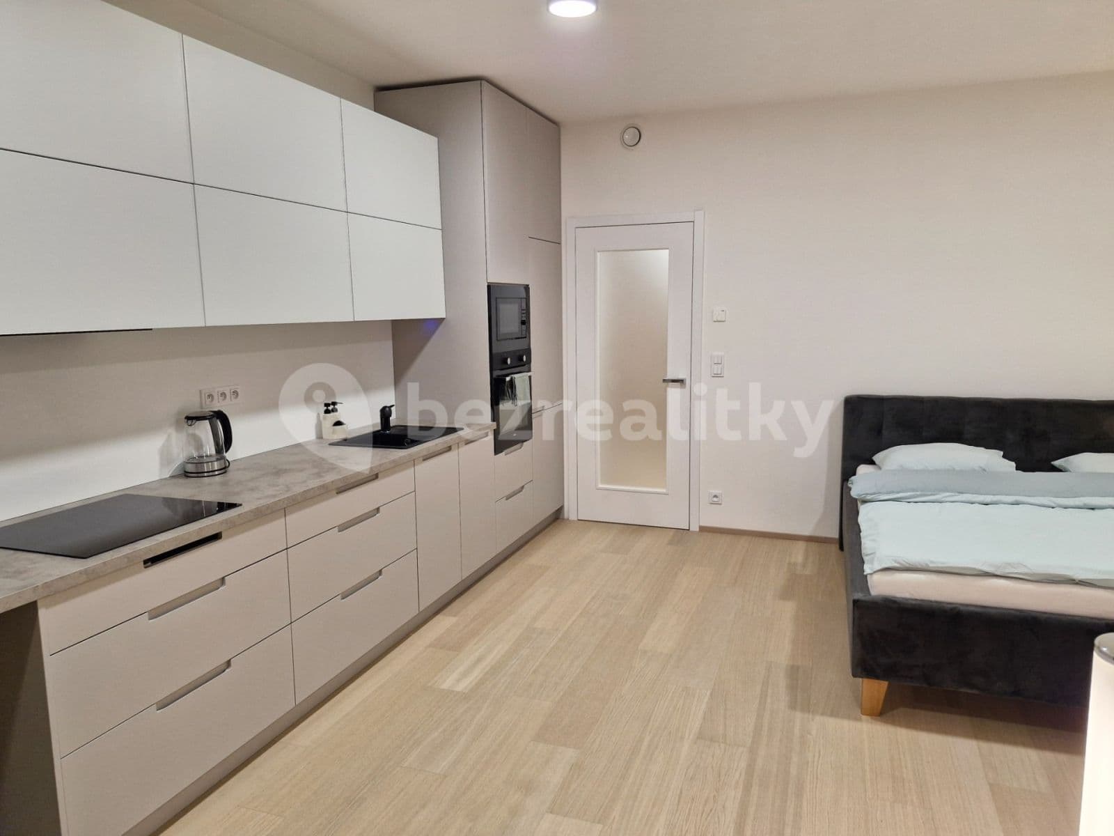 Prenájom bytu 1-izbový 40 m², V Třešňovce, Praha, Praha Prenájom bytu 1-izbový 40 m², V Třešňovce, Praha, Praha