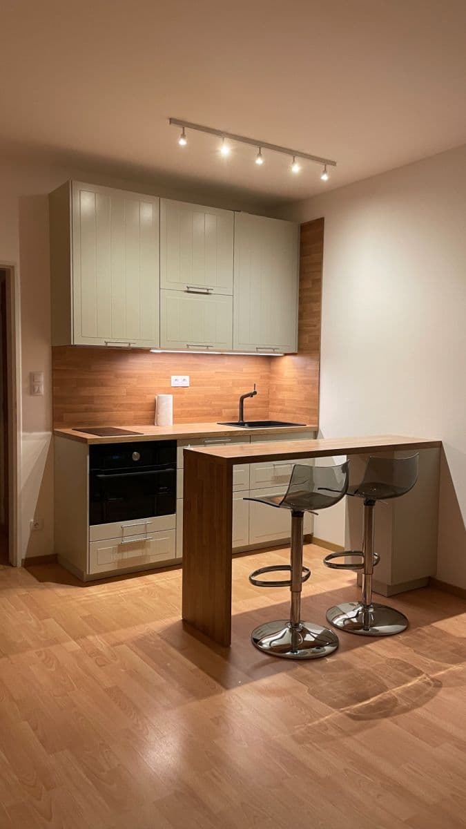 Prenájom bytu 1-izbový 32 m², Podkovářská, Praha, Praha Prenájom bytu 1-izbový 32 m², Podkovářská, Praha, Praha