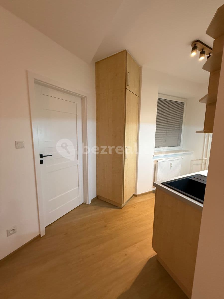 Prenájom bytu 4-izbový 90 m², Škroupova, Hradec Králové, Královéhradecký kraj Prenájom bytu 4-izbový 90 m², Škroupova, Hradec Králové, Královéhradecký kraj