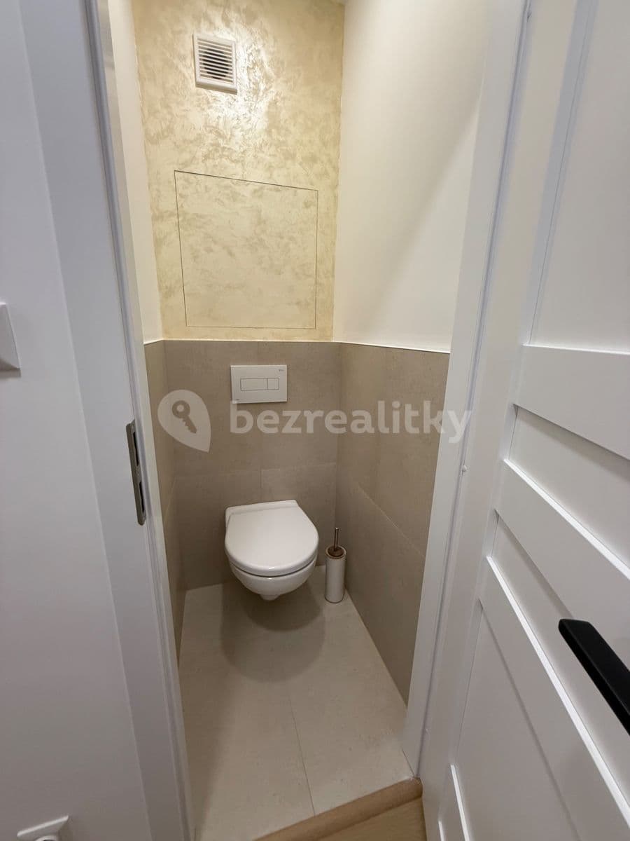 Prenájom bytu 4-izbový 90 m², Škroupova, Hradec Králové, Královéhradecký kraj Prenájom bytu 4-izbový 90 m², Škroupova, Hradec Králové, Královéhradecký kraj