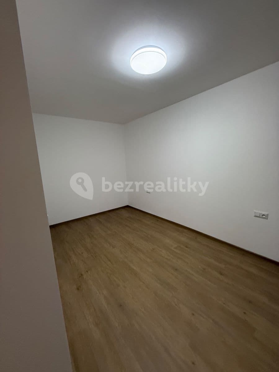 Prenájom bytu 4-izbový 90 m², Škroupova, Hradec Králové, Královéhradecký kraj Prenájom bytu 4-izbový 90 m², Škroupova, Hradec Králové, Královéhradecký kraj