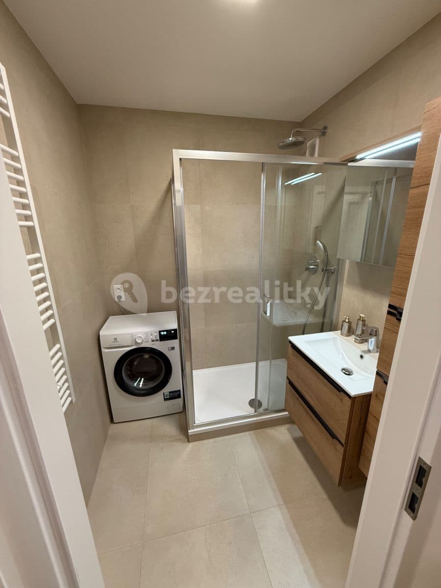 Prenájom bytu 4-izbový 90 m², Škroupova, Hradec Králové, Královéhradecký kraj Prenájom bytu 4-izbový 90 m², Škroupova, Hradec Králové, Královéhradecký kraj