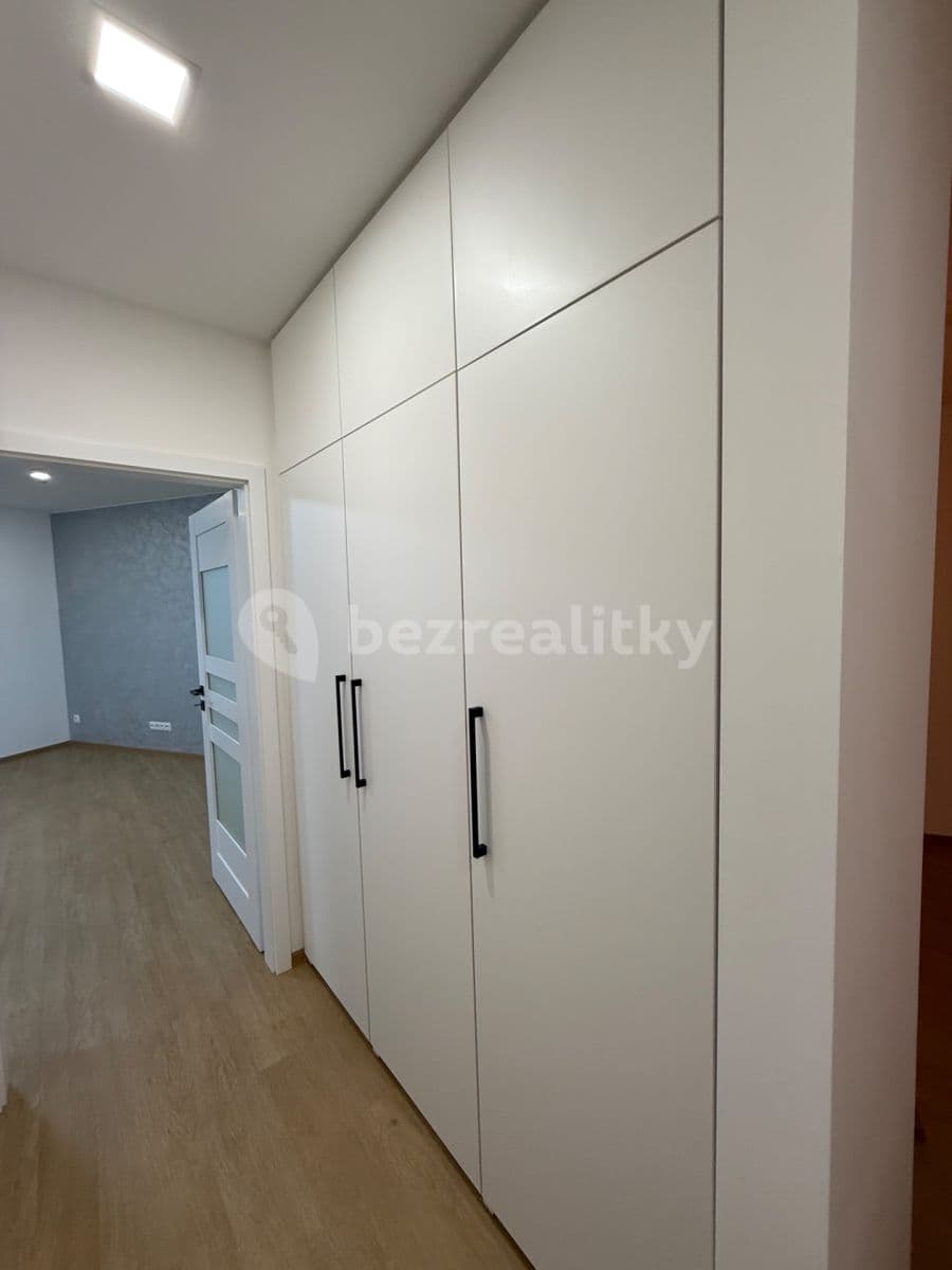 Prenájom bytu 4-izbový 90 m², Škroupova, Hradec Králové, Královéhradecký kraj Prenájom bytu 4-izbový 90 m², Škroupova, Hradec Králové, Královéhradecký kraj