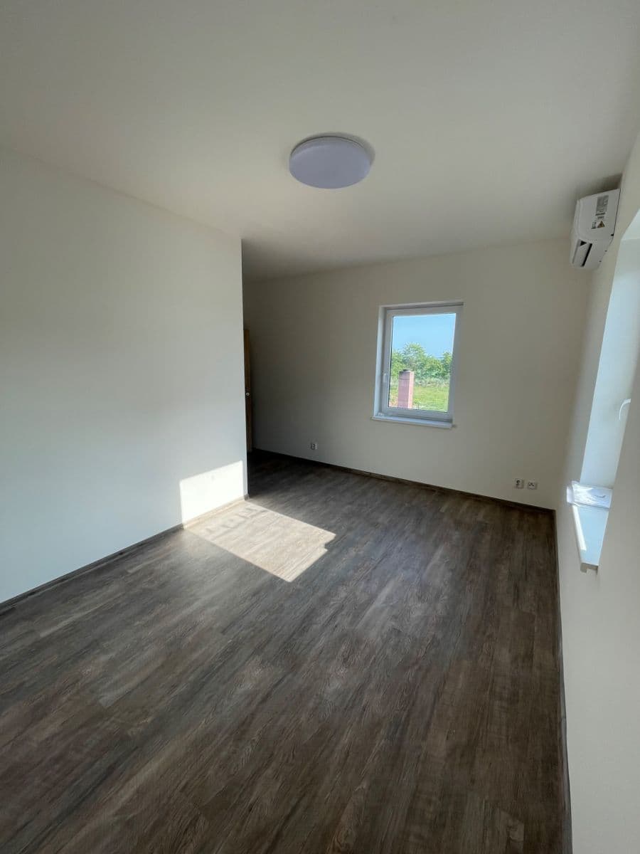 Prenájom bytu 1-izbový 30 m², Ptice, Středočeský kraj Prenájom bytu 1-izbový 30 m², Ptice, Středočeský kraj