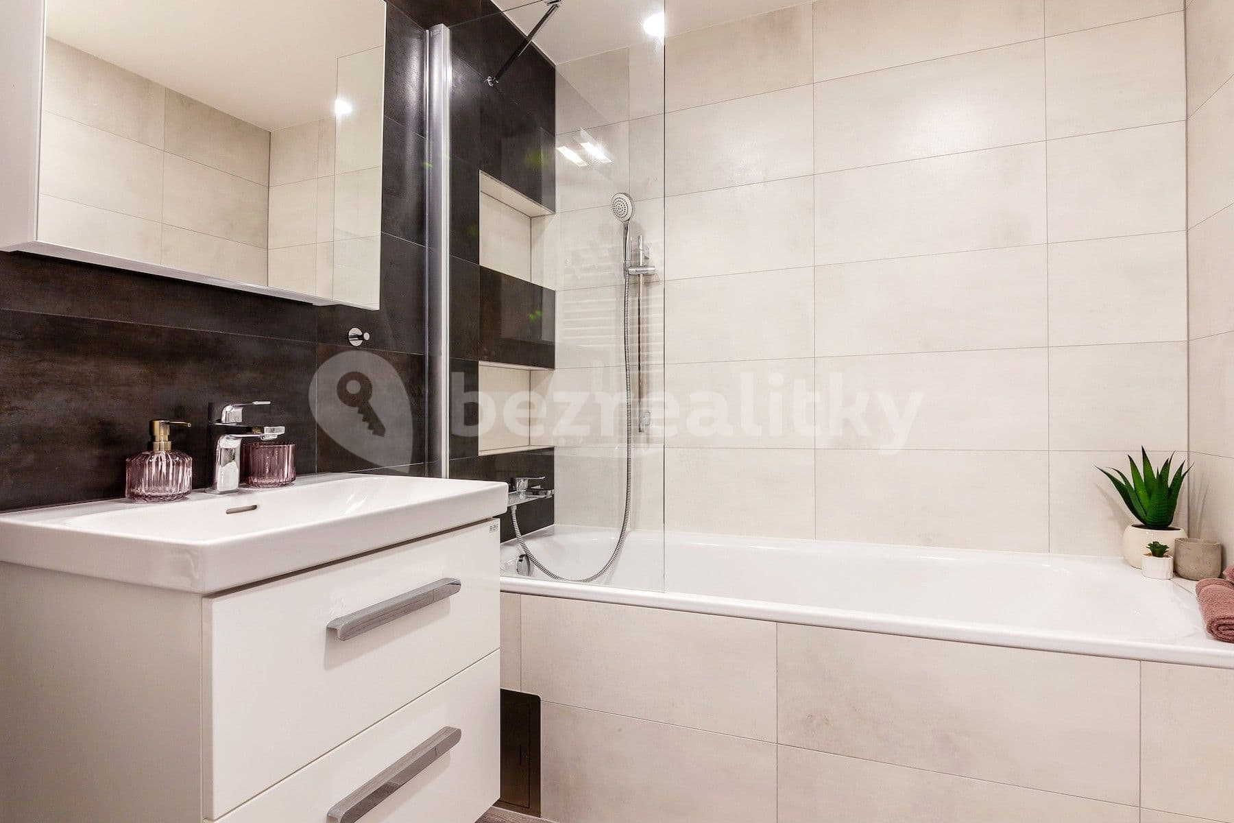 Prenájom bytu 4-izbový 86 m², Zelený pruh, Praha, Praha Prenájom bytu 4-izbový 86 m², Zelený pruh, Praha, Praha