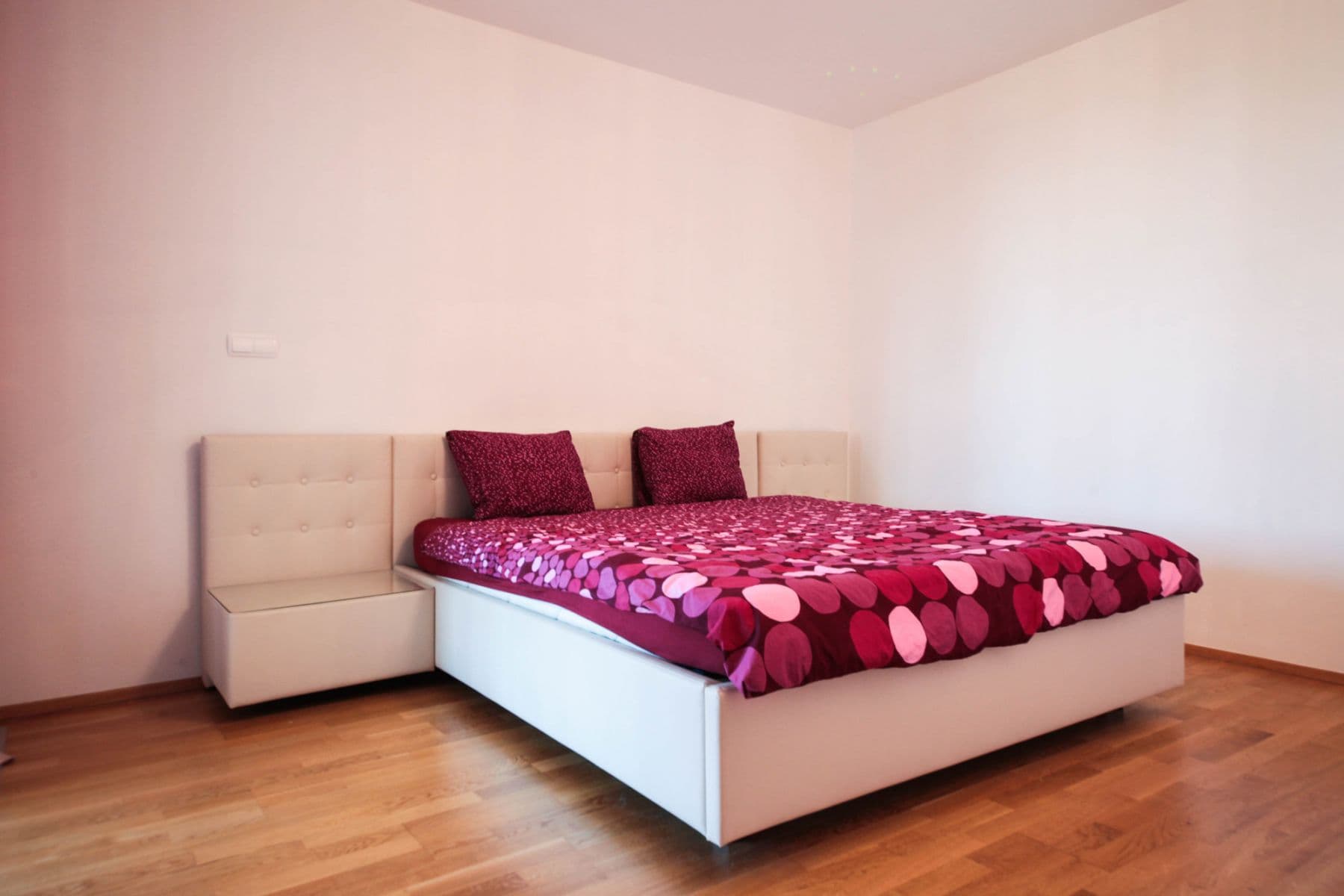 Prenájom bytu 100 m², Ke Kapslovně, Praha, Praha Prenájom bytu 100 m², Ke Kapslovně, Praha, Praha