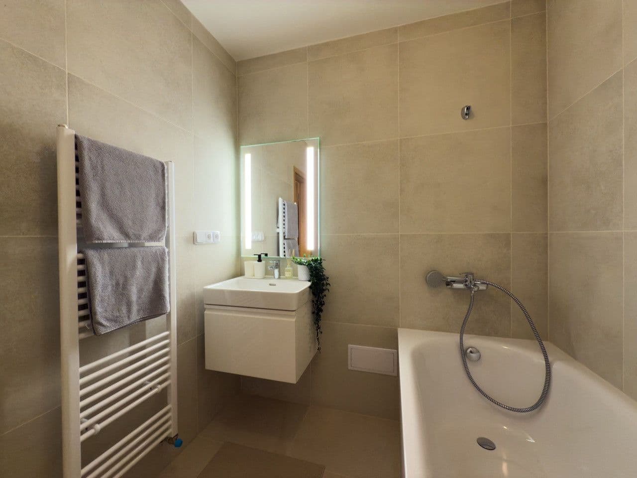 Prenájom bytu 100 m², Londýnská, Praha, Praha Prenájom bytu 100 m², Londýnská, Praha, Praha