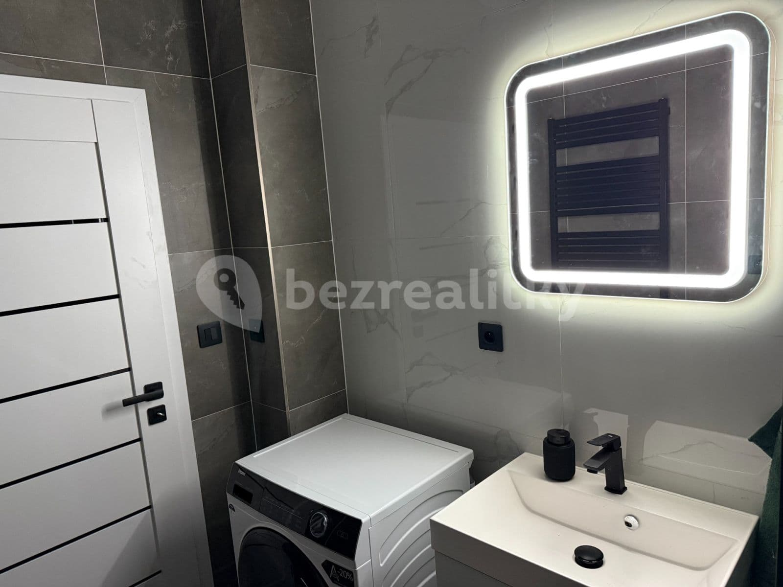Prenájom bytu 2-izbový 60 m², Lorencova, Zlín, Zlínský kraj Prenájom bytu 2-izbový 60 m², Lorencova, Zlín, Zlínský kraj