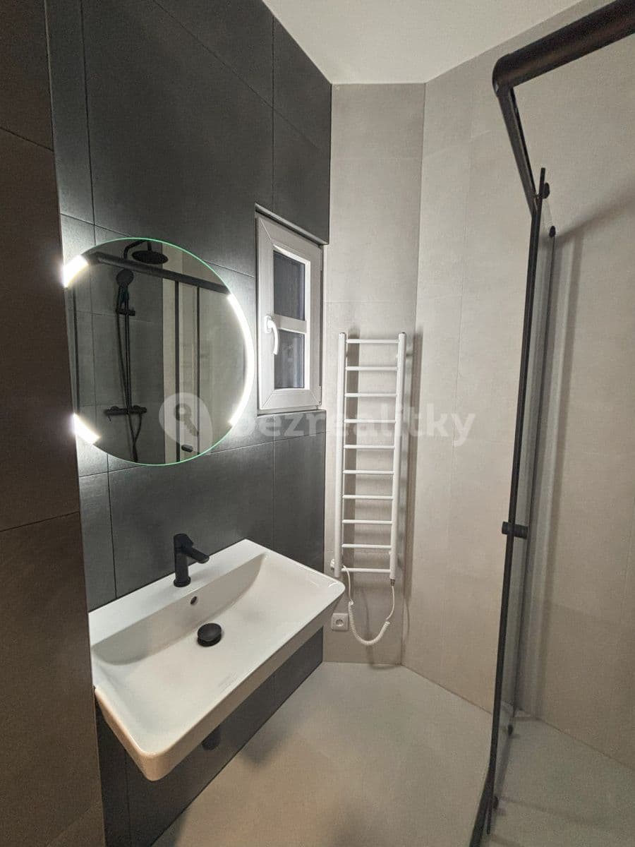Prenájom bytu 1-izbový 28 m², Přístavní, Praha, Praha Prenájom bytu 1-izbový 28 m², Přístavní, Praha, Praha