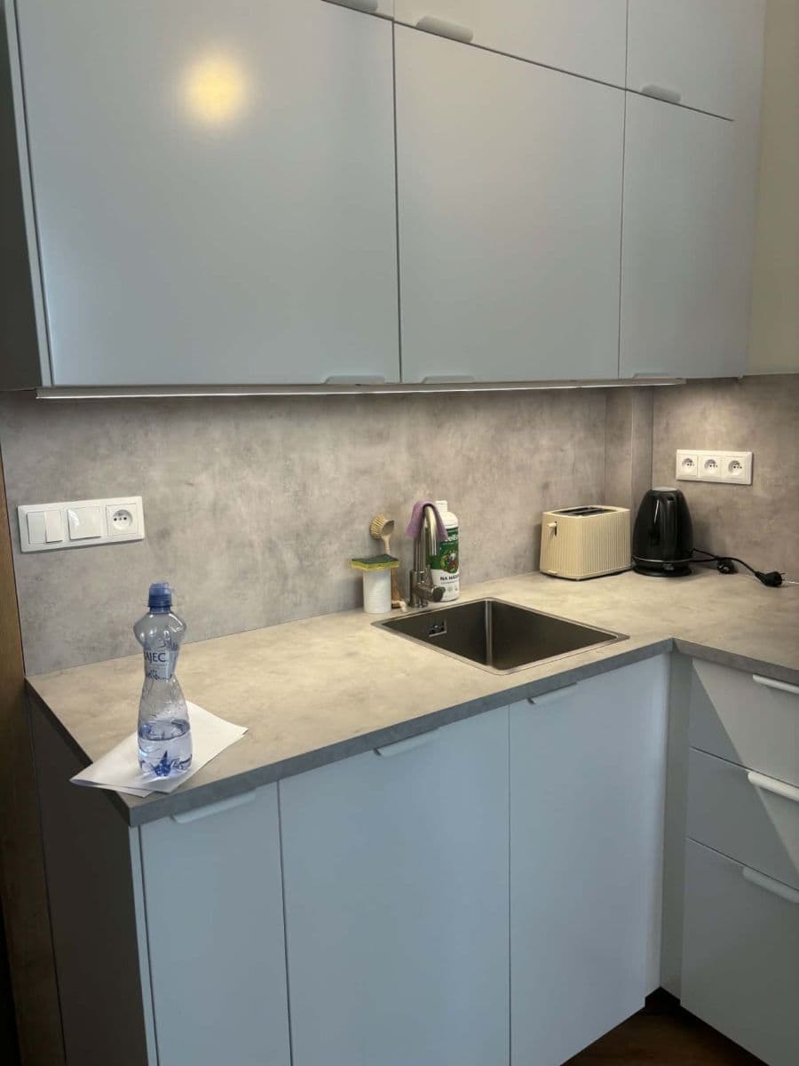 Prenájom bytu 1-izbový 28 m², Přístavní, Praha, Praha Prenájom bytu 1-izbový 28 m², Přístavní, Praha, Praha