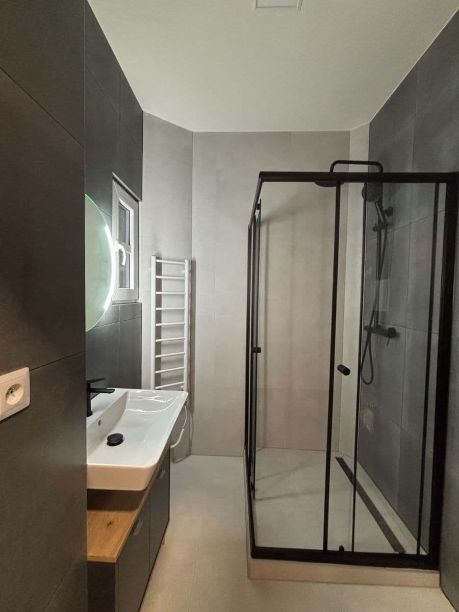 Prenájom bytu 1-izbový 28 m², Přístavní, Praha, Praha Prenájom bytu 1-izbový 28 m², Přístavní, Praha, Praha