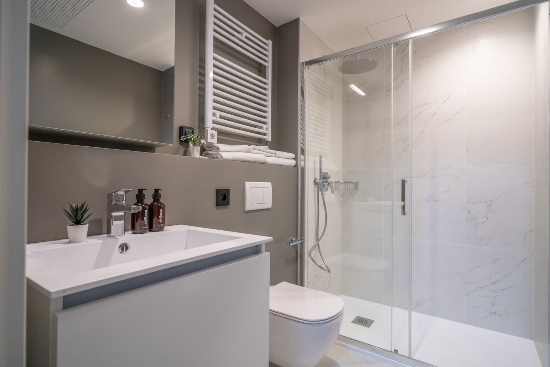 Prenájom bytu 2-izbový 45 m², Legerova, Praha, Praha Prenájom bytu 2-izbový 45 m², Legerova, Praha, Praha