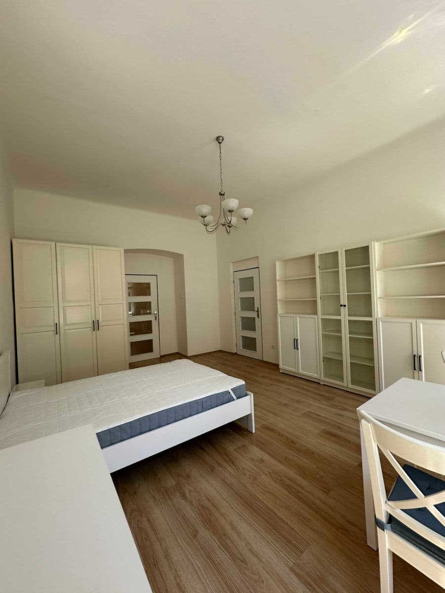 Prenájom bytu 3-izbový 94 m², Šumavská, Praha, Praha Prenájom bytu 3-izbový 94 m², Šumavská, Praha, Praha