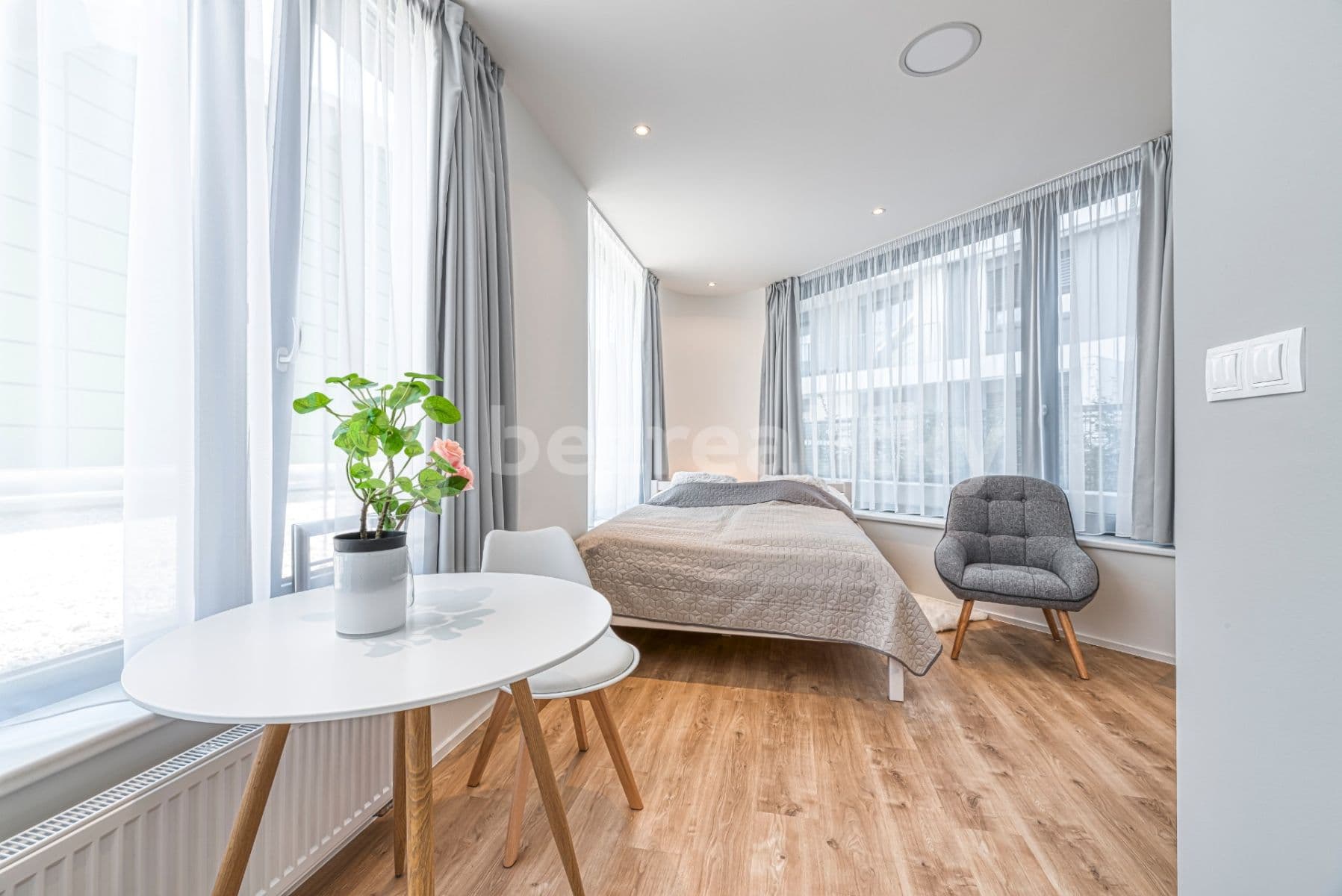 Prenájom bytu 1-izbový 30 m², Mukařovského, Praha, Praha Prenájom bytu 1-izbový 30 m², Mukařovského, Praha, Praha