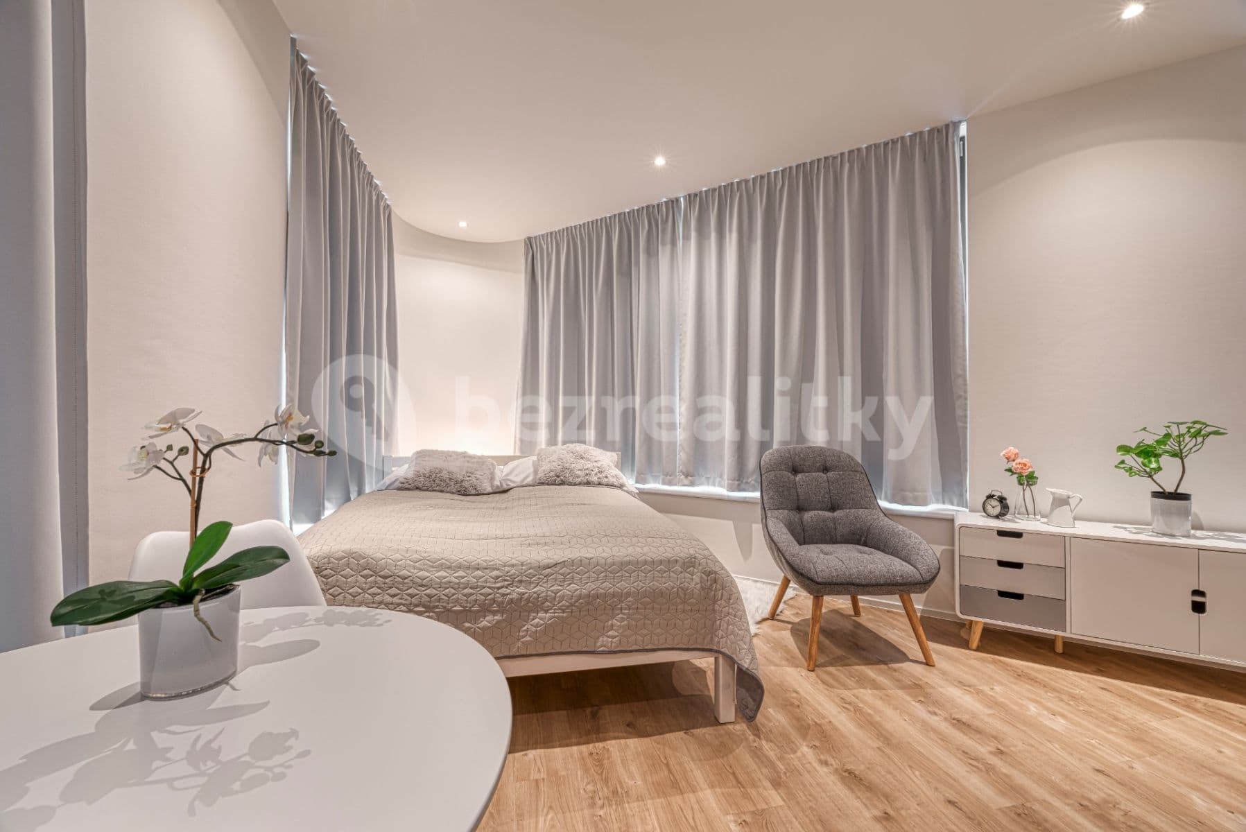 Prenájom bytu 1-izbový 30 m², Mukařovského, Praha, Praha Prenájom bytu 1-izbový 30 m², Mukařovského, Praha, Praha