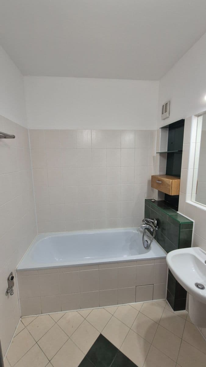 Prenájom bytu 3-izbový 79 m², Kpt. Stránského, Praha, Praha Prenájom bytu 3-izbový 79 m², Kpt. Stránského, Praha, Praha