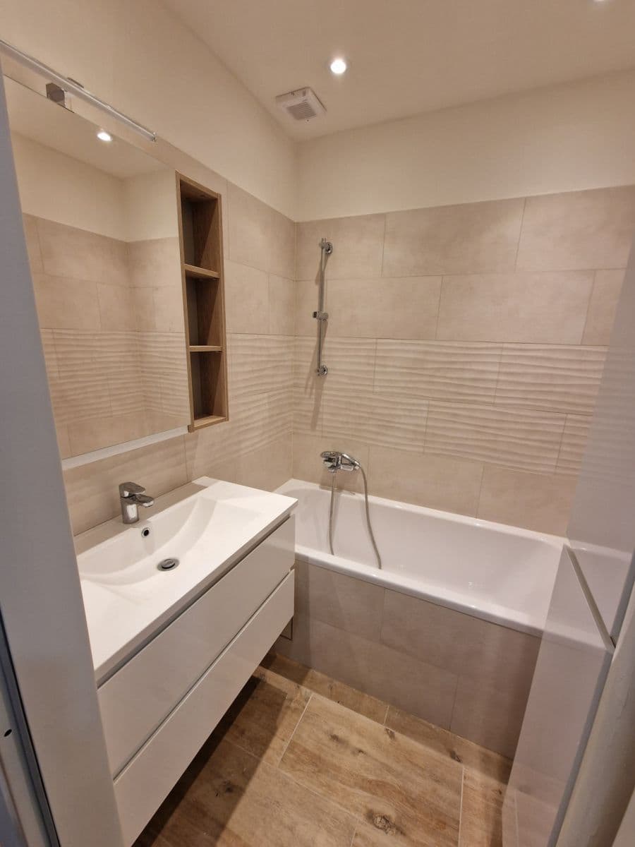 Prenájom bytu 3-izbový 70 m², Přistoupimská, Praha, Praha Prenájom bytu 3-izbový 70 m², Přistoupimská, Praha, Praha