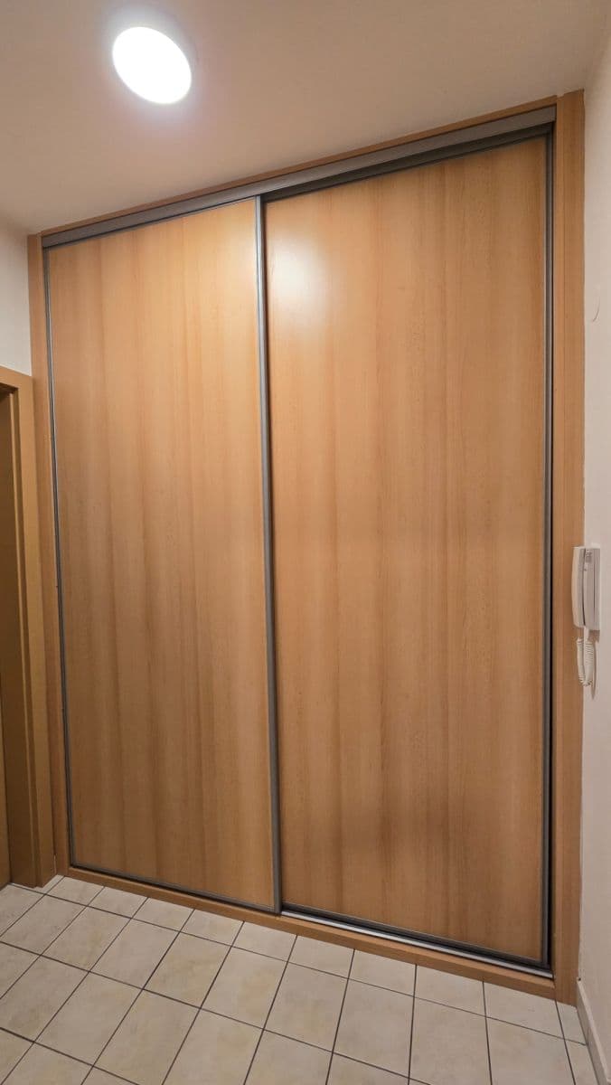 Prenájom bytu 1-izbový 38 m², Padovská, Praha, Praha Prenájom bytu 1-izbový 38 m², Padovská, Praha, Praha
