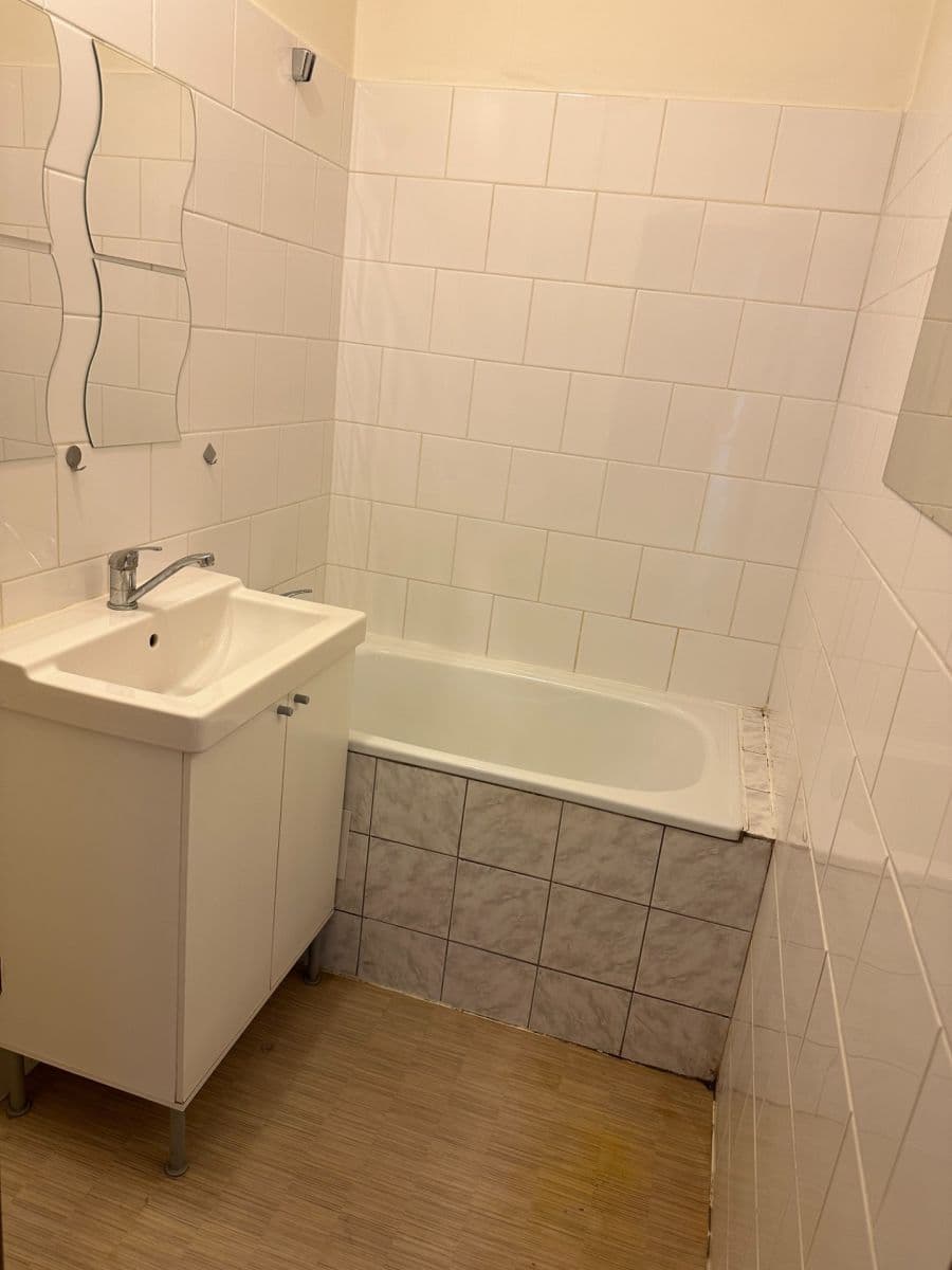 Prenájom bytu 1-izbový 38 m², Třeboradická, Praha, Praha Prenájom bytu 1-izbový 38 m², Třeboradická, Praha, Praha