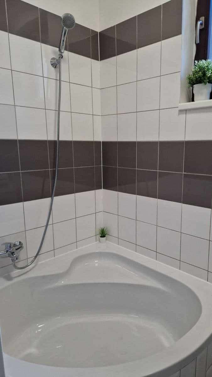 Prenájom bytu 1-izbový 31 m², Husovo náměstí, Hostivice, Středočeský kraj Prenájom bytu 1-izbový 31 m², Husovo náměstí, Hostivice, Středočeský kraj