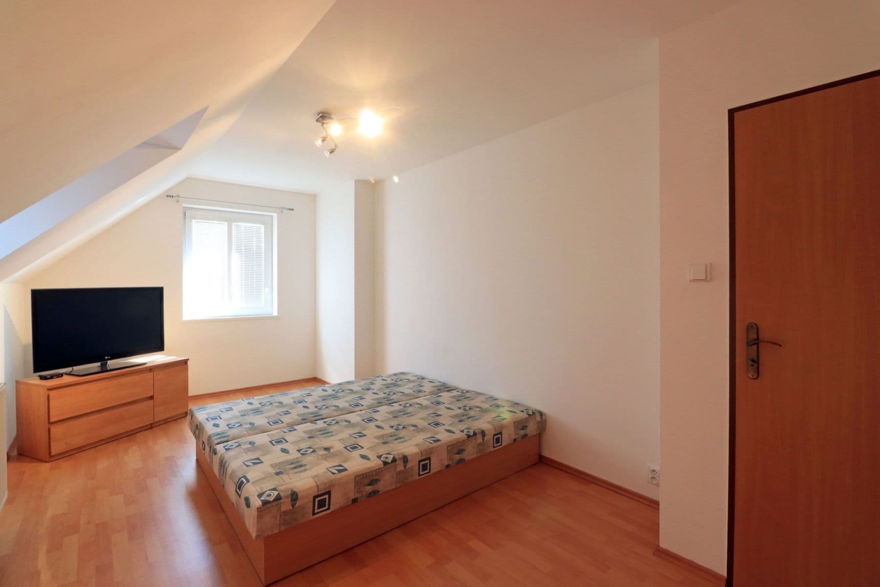 Prenájom domu 140 m², pozemek 335 m², V padolině, Praha, Praha Prenájom domu 140 m², pozemek 335 m², V padolině, Praha, Praha