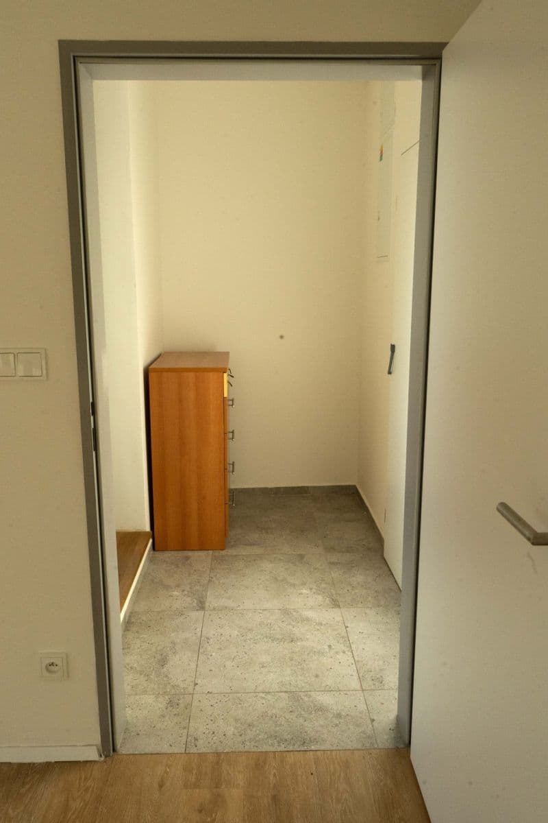 Prenájom bytu 2-izbový 35 m², Karlovarská, Praha, Praha Prenájom bytu 2-izbový 35 m², Karlovarská, Praha, Praha