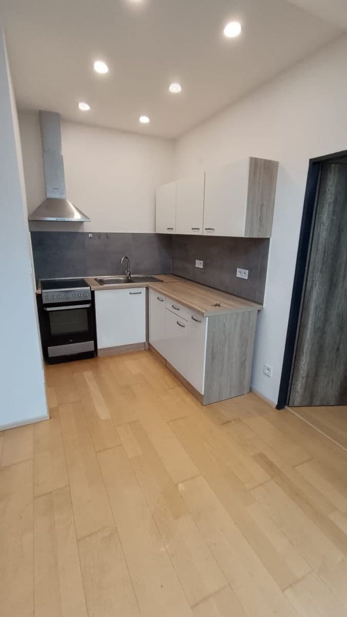 Prenájom bytu 2-izbový 42 m², Nerudova, Hradec Králové, Královéhradecký kraj Prenájom bytu 2-izbový 42 m², Nerudova, Hradec Králové, Královéhradecký kraj