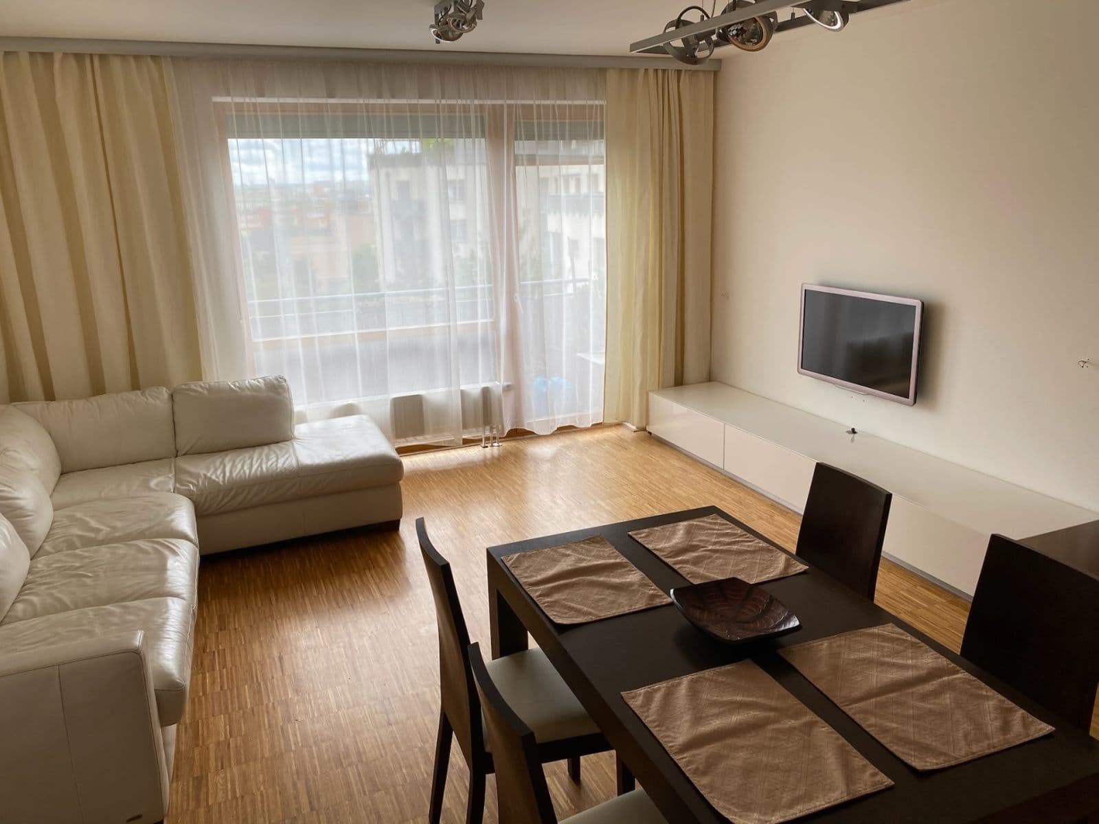 Prenájom bytu 2-izbový 68 m², Univerzitní, Praha, Praha Prenájom bytu 2-izbový 68 m², Univerzitní, Praha, Praha