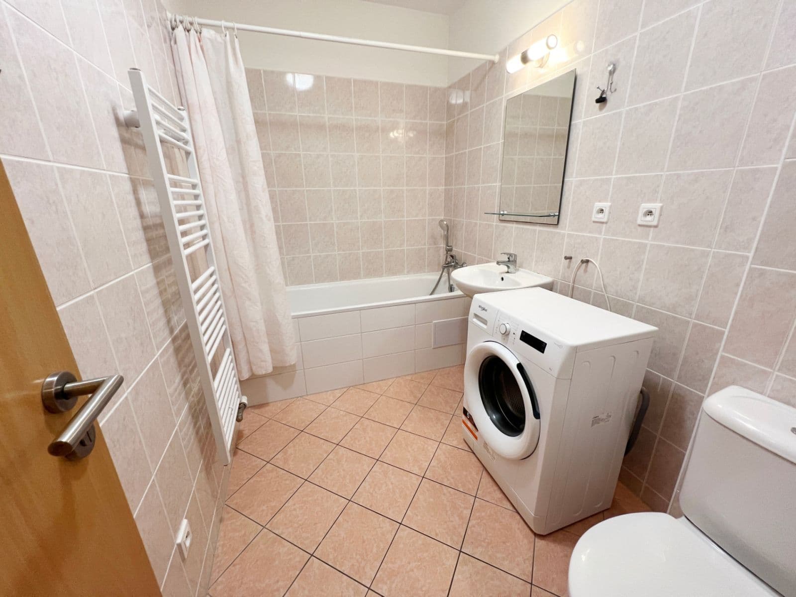 Prenájom bytu 1-izbový 37 m², Boloňská, Praha, Praha Prenájom bytu 1-izbový 37 m², Boloňská, Praha, Praha