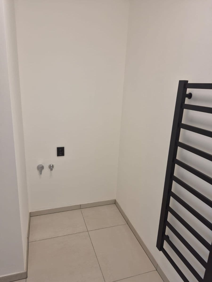 Prenájom bytu 3-izbový 70 m², Zárybská, Praha, Praha Prenájom bytu 3-izbový 70 m², Zárybská, Praha, Praha