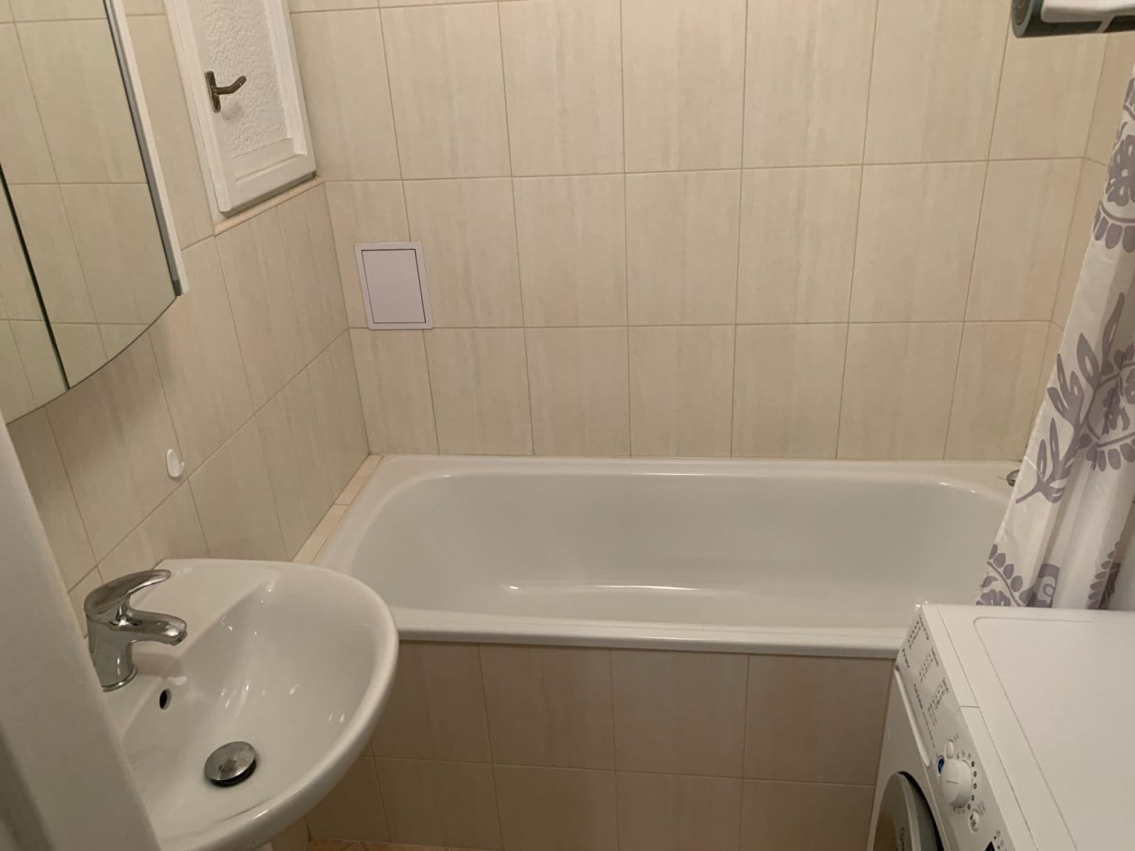 Prenájom bytu 1-izbový 38 m², Hvězdova, Praha, Praha Prenájom bytu 1-izbový 38 m², Hvězdova, Praha, Praha