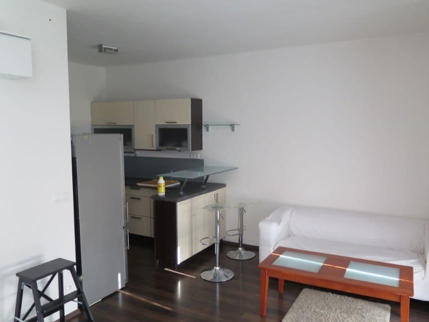 Prenájom bytu 1-izbový 36 m², Lomená, Zbuzany, Středočeský kraj Prenájom bytu 1-izbový 36 m², Lomená, Zbuzany, Středočeský kraj