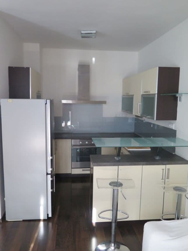 Prenájom bytu 1-izbový 36 m², Lomená, Zbuzany, Středočeský kraj Prenájom bytu 1-izbový 36 m², Lomená, Zbuzany, Středočeský kraj