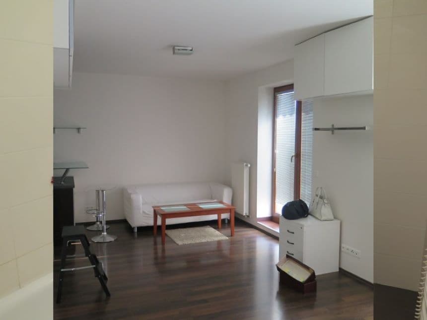 Prenájom bytu 1-izbový 36 m², Lomená, Zbuzany, Středočeský kraj Prenájom bytu 1-izbový 36 m², Lomená, Zbuzany, Středočeský kraj