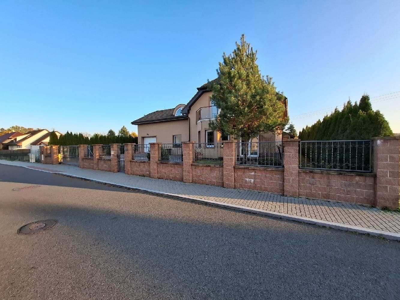 Predaj domu 290 m², pozemek 979 m², Modletice, Středočeský kraj Predaj domu 290 m², pozemek 979 m², Modletice, Středočeský kraj