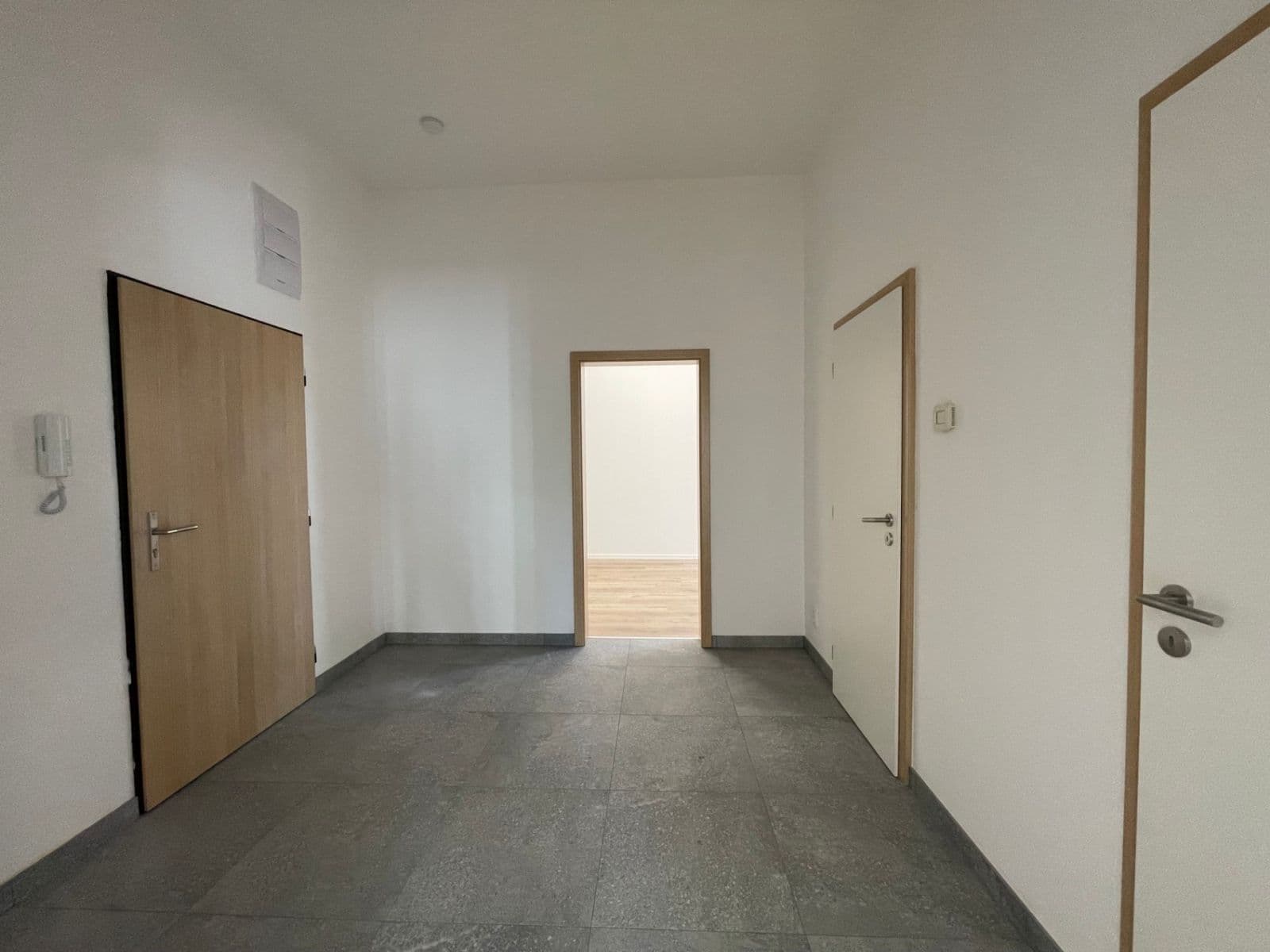 Prenájom bytu 3-izbový 90 m², Nádražní, Chomutov, Ústecký kraj Prenájom bytu 3-izbový 90 m², Nádražní, Chomutov, Ústecký kraj