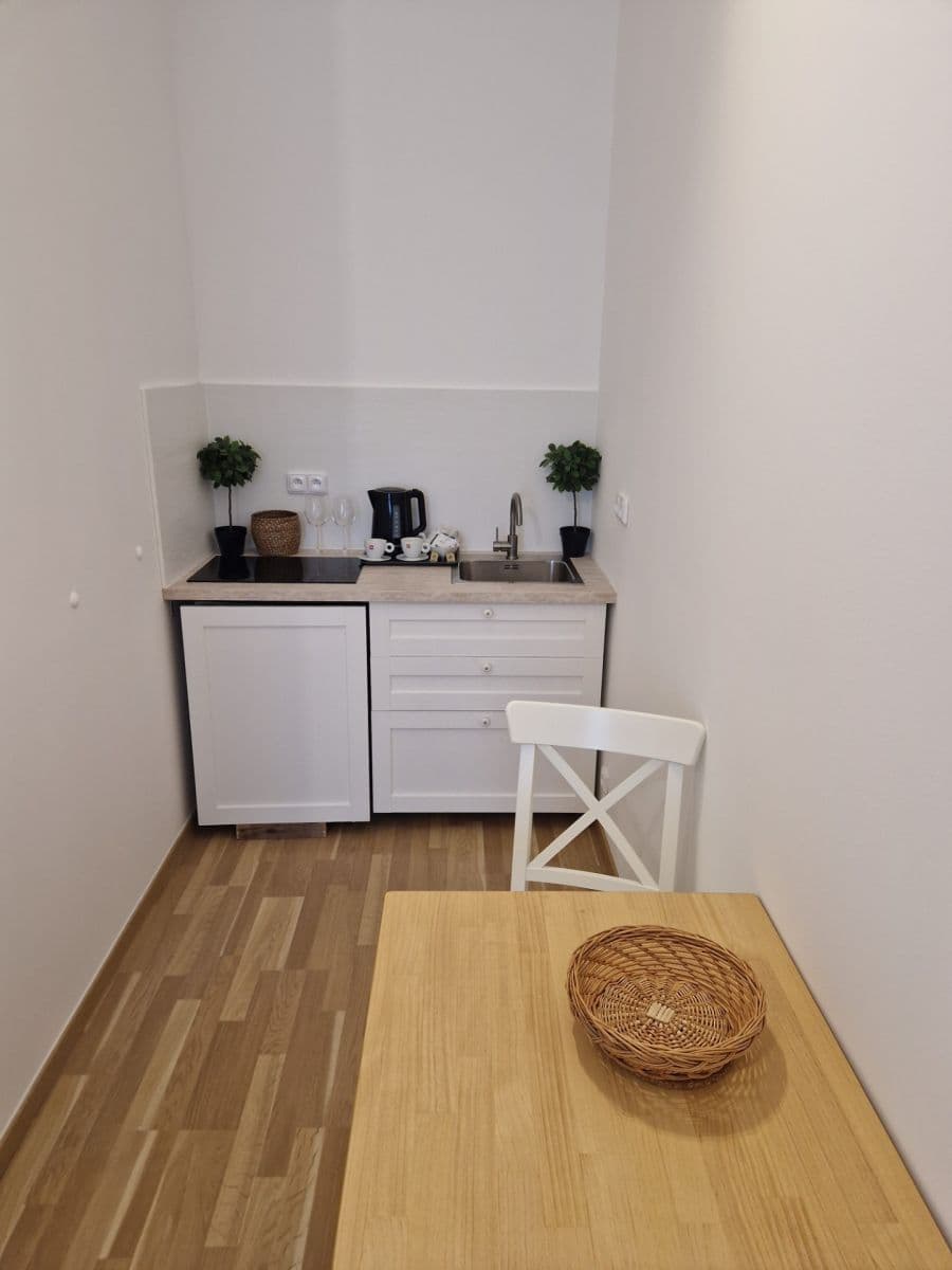 Prenájom bytu 1-izbový 29 m², Husovo náměstí, Hostivice, Středočeský kraj Prenájom bytu 1-izbový 29 m², Husovo náměstí, Hostivice, Středočeský kraj