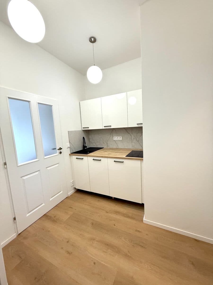Prenájom bytu 1-izbový 30 m², U Kublova, Praha, Praha Prenájom bytu 1-izbový 30 m², U Kublova, Praha, Praha
