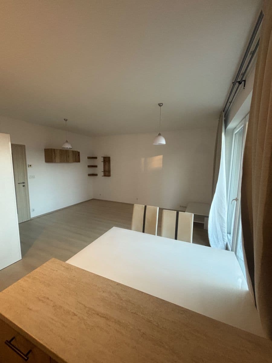 Prenájom bytu 1-izbový 37 m², Hlučkova, Praha, Praha Prenájom bytu 1-izbový 37 m², Hlučkova, Praha, Praha