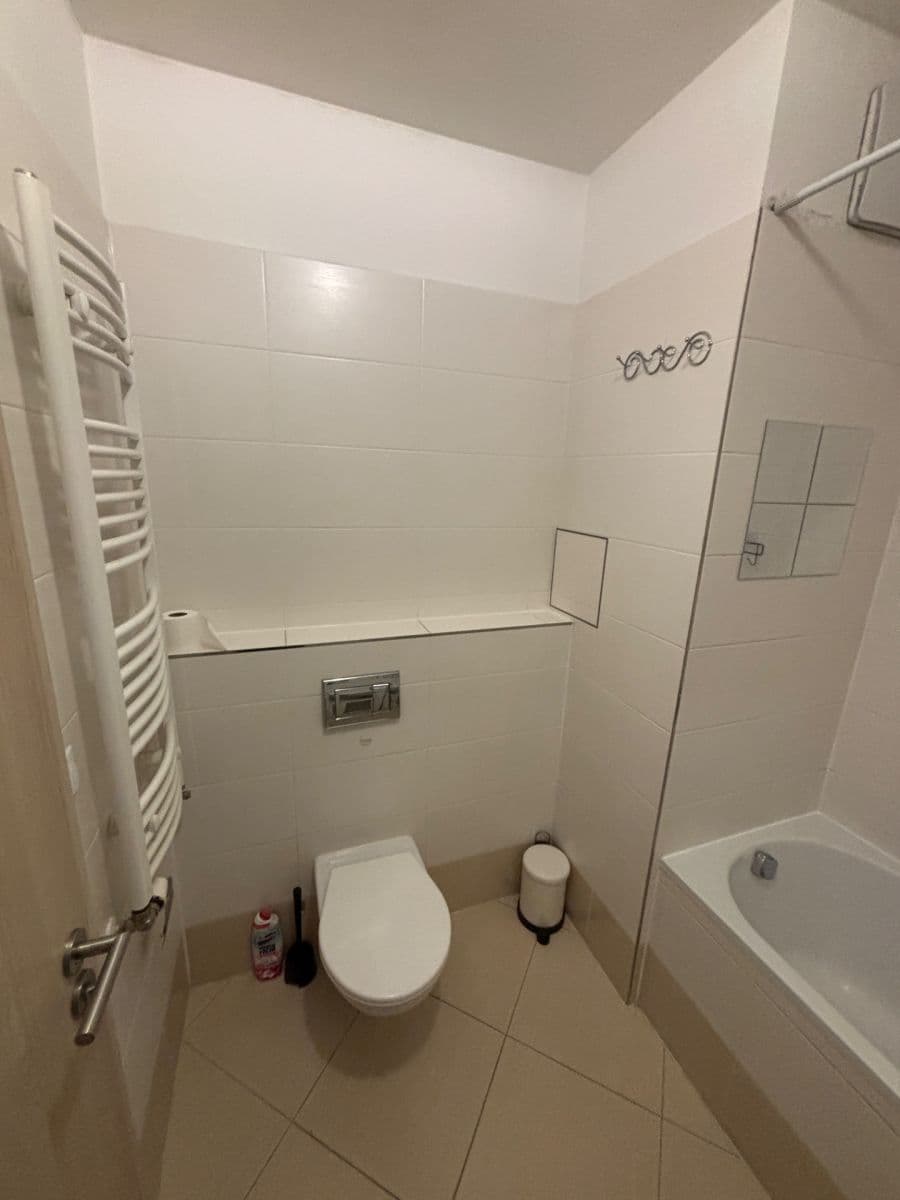 Prenájom bytu 1-izbový 37 m², Hlučkova, Praha, Praha Prenájom bytu 1-izbový 37 m², Hlučkova, Praha, Praha