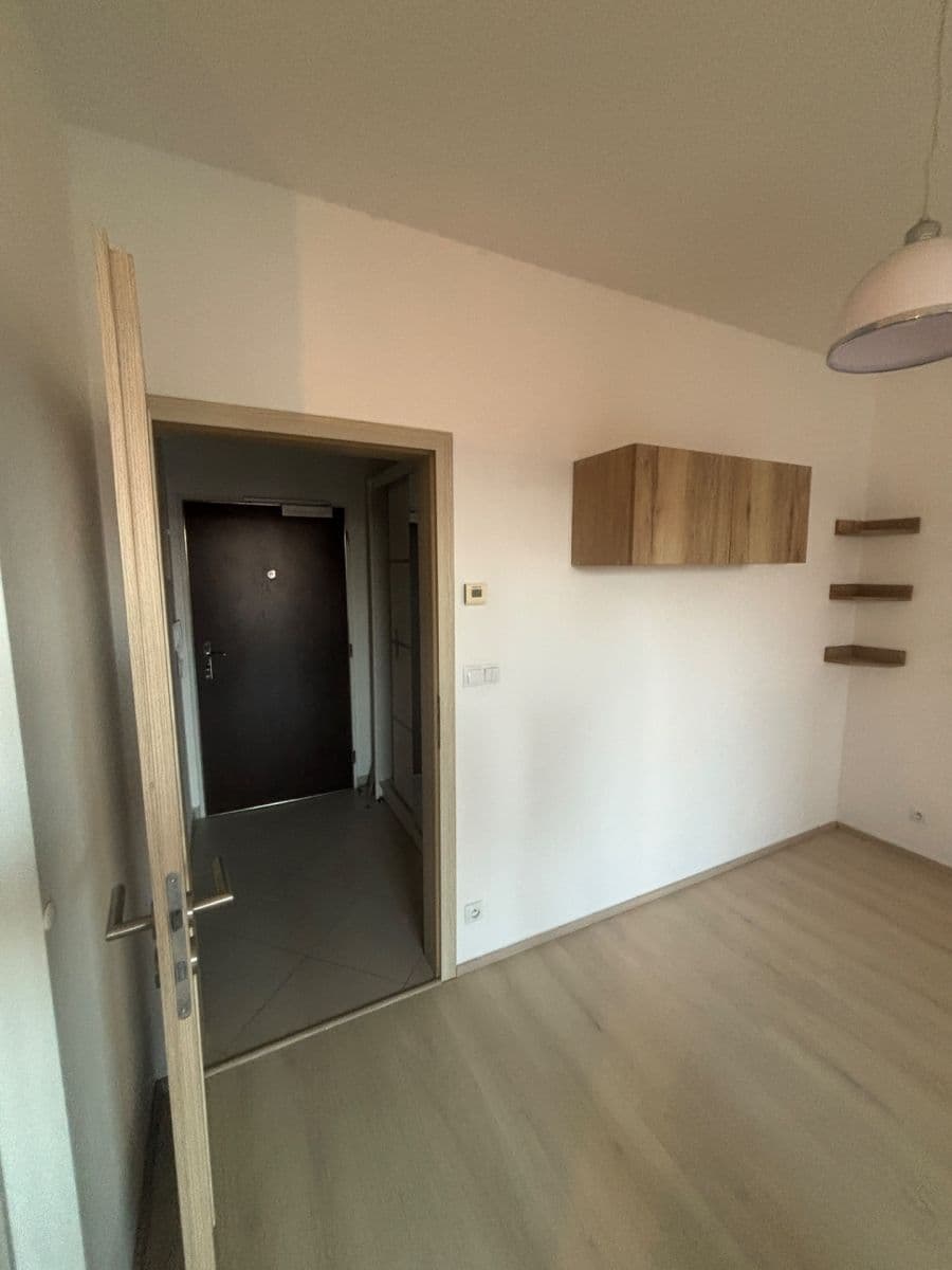 Prenájom bytu 1-izbový 37 m², Hlučkova, Praha, Praha Prenájom bytu 1-izbový 37 m², Hlučkova, Praha, Praha