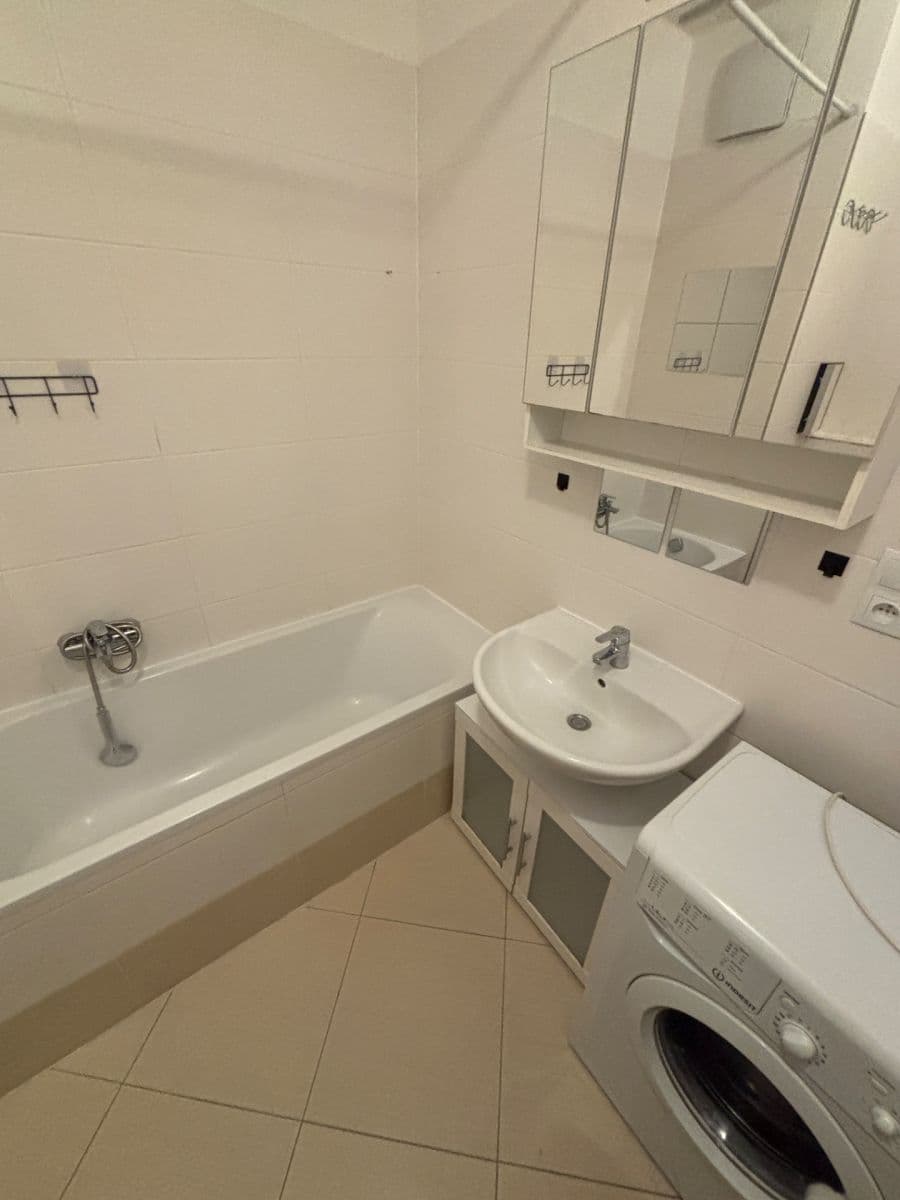 Prenájom bytu 1-izbový 37 m², Hlučkova, Praha, Praha Prenájom bytu 1-izbový 37 m², Hlučkova, Praha, Praha
