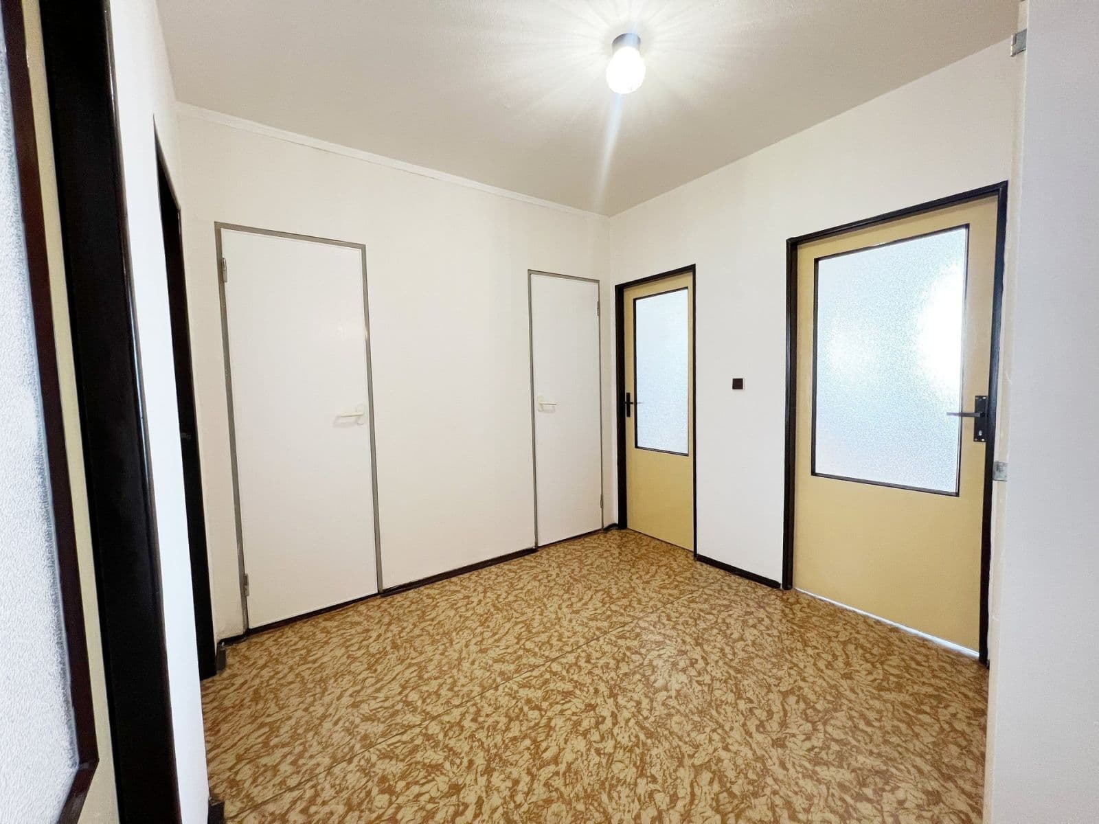 Prenájom bytu 3-izbový 70 m², Nad Stadionem, Králův Dvůr, Středočeský kraj Prenájom bytu 3-izbový 70 m², Nad Stadionem, Králův Dvůr, Středočeský kraj