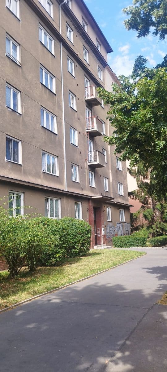 Predaj bytu 2-izbový 64 m², 28. pluku, Praha, Praha Predaj bytu 2-izbový 64 m², 28. pluku, Praha, Praha