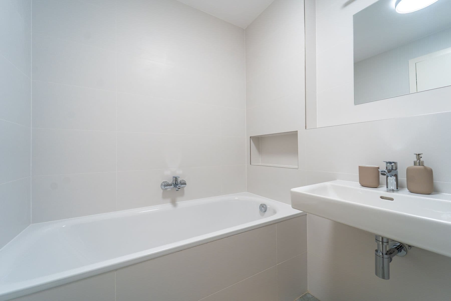 Prenájom bytu 2-izbový 59 m², U Komína, Praha, Praha Prenájom bytu 2-izbový 59 m², U Komína, Praha, Praha