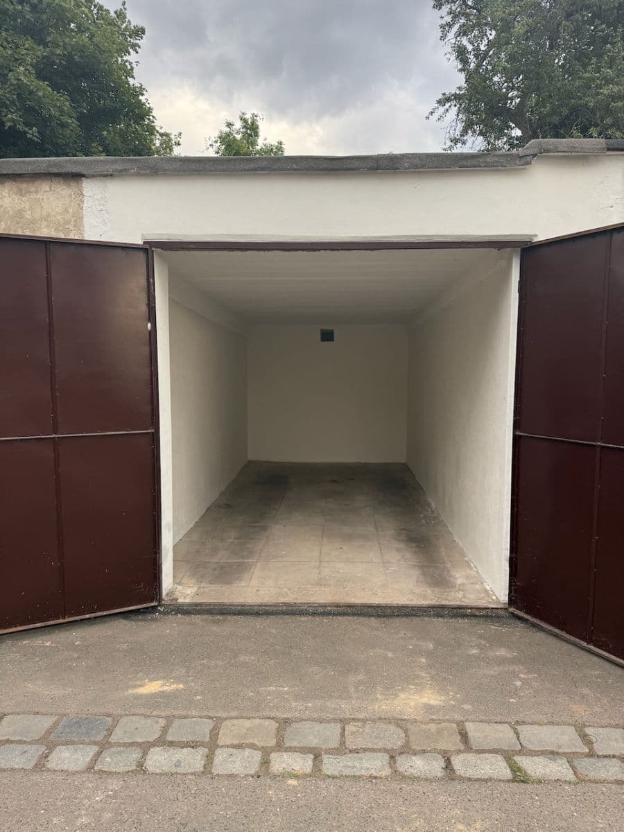 Prenájom garáže 16 m², Praha, Praha Prenájom garáže 16 m², Praha, Praha