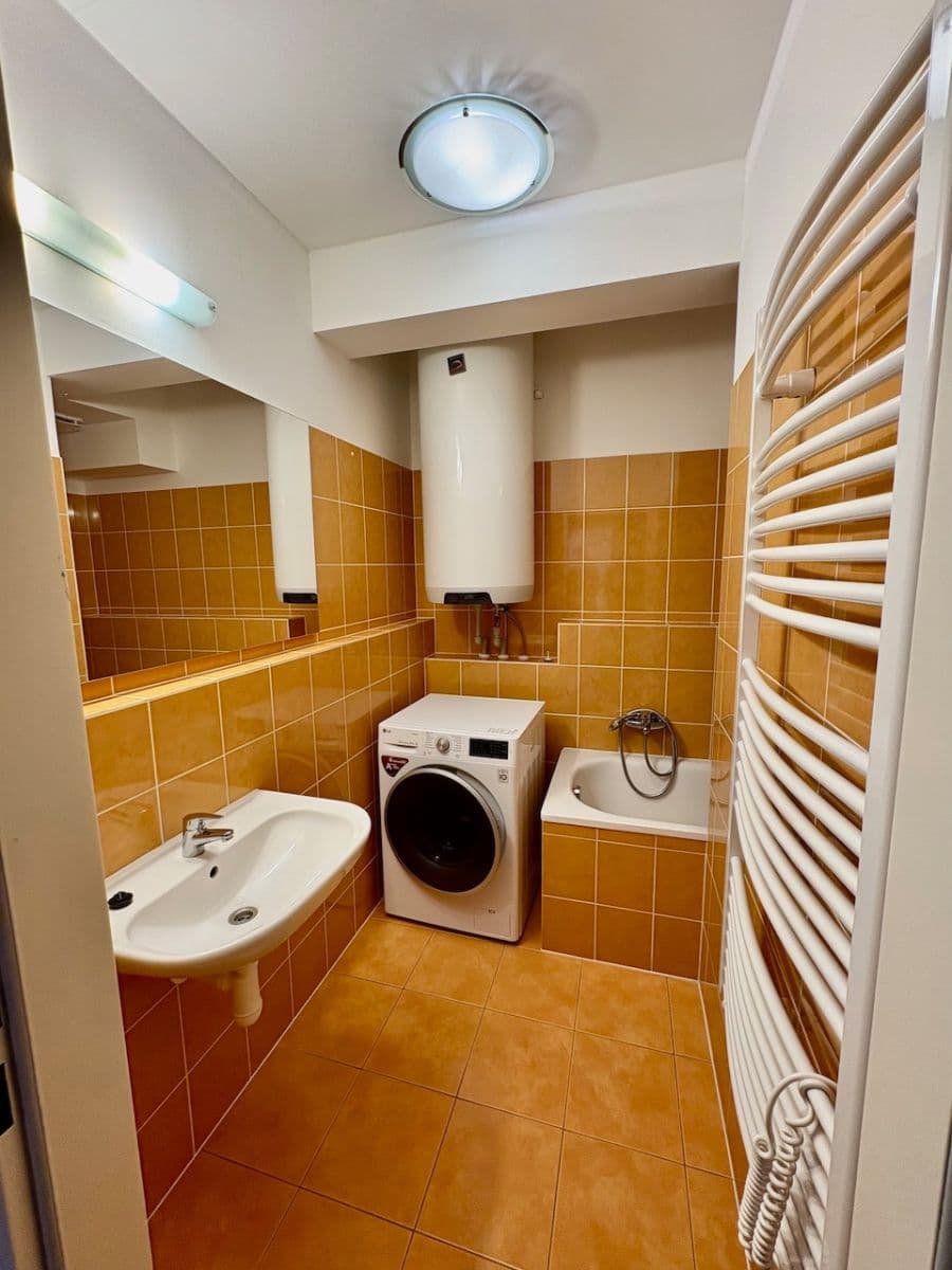 Prenájom bytu 3-izbový 64 m², Ecksteinova, Chýně, Středočeský kraj Prenájom bytu 3-izbový 64 m², Ecksteinova, Chýně, Středočeský kraj